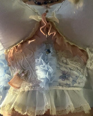 VTG BuLLeT BrA DoLLcORe AvAnT RhInEsToNeS PlEaTs LAcE ChAIn PearLS 46 48 E NWT