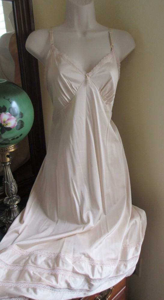 vtg 70s SEARS 84155 BEIGE NYLON LACEY full slip SISSY size 38 bust 42″ USA