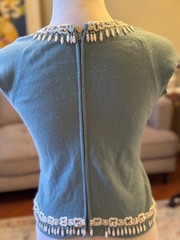 🌿 Adorable 1950s Vintage Top – Blue/Green – White Beaded & Teardrop Beads XS/S