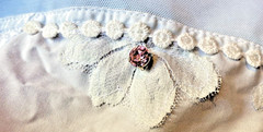 VTG BuLLeT BrA DoLLcORe AvAnT RhInEsToNeS PlEaTs LAcE ChAIn PearLS 46 48 E NWT