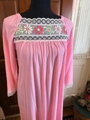 Vtg Aristocrat Sz Small Bubblegum Pink Dress Nightgown With Flowers 💐 Lace