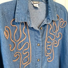 62 East Women’s Vintage Blue Chambray Western Button Front Shirt in Size L
