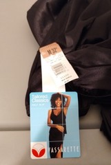 Vintage Half Slip SIZE MEDIUM black nylon 32″ W/ slit VASSARETTE NWT