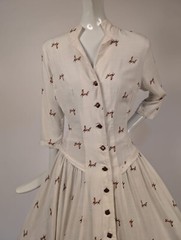 SWEET LATE 1940’S DEER PRINT DRESS W SQUARE WOOD BUTTONS
