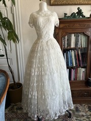 Vintage 30s 1940s Ivory Lace Tulle Bridal Gown Teired Handmade Wedding Dress 26W