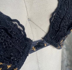 Vtg 90’s VS heart label Black & gold fleur-de-lis blaconette bras detail ! 32C