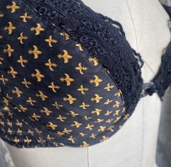 Vtg 90’s VS heart label Black & gold fleur-de-lis blaconette bras detail ! 32C