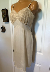VTG 1960’s VANITY FAIR SOFT BEIGE W/ LACE BODICE & TRIM FULL SLIP SZ 36