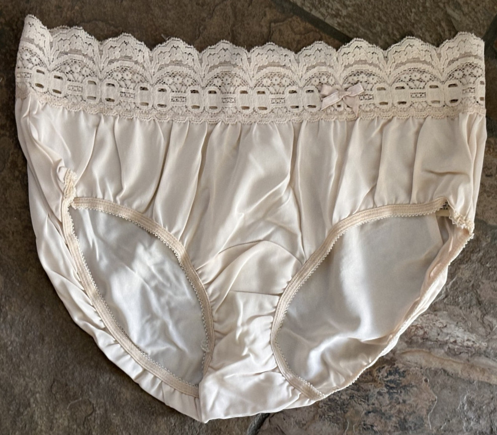 Olga Medium Ivory Scoop Secret Hug Half Pint Hipster Panties #913 VINTAGE