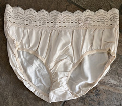Olga Medium Ivory Scoop Secret Hug Half Pint Hipster Panties #913 VINTAGE