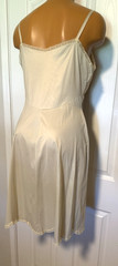 VTG 1960’s VANITY FAIR SOFT BEIGE W/ LACE BODICE & TRIM FULL SLIP SZ 36