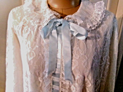VINTAGE ODETTE BARSA GORGEOUS WHITE SATIN & CHANTILLY LACE ROBE M