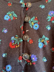 VTG 80S LIZ SPORT Claiborne BlackLslv CROPPED FLORAL KNIT T SHIRT metal buttons