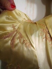 1940s FRENCH SATIN EMBROIDERED DRESSING GOWN WITH TRAIN & PUFFED SLEEVES XS P