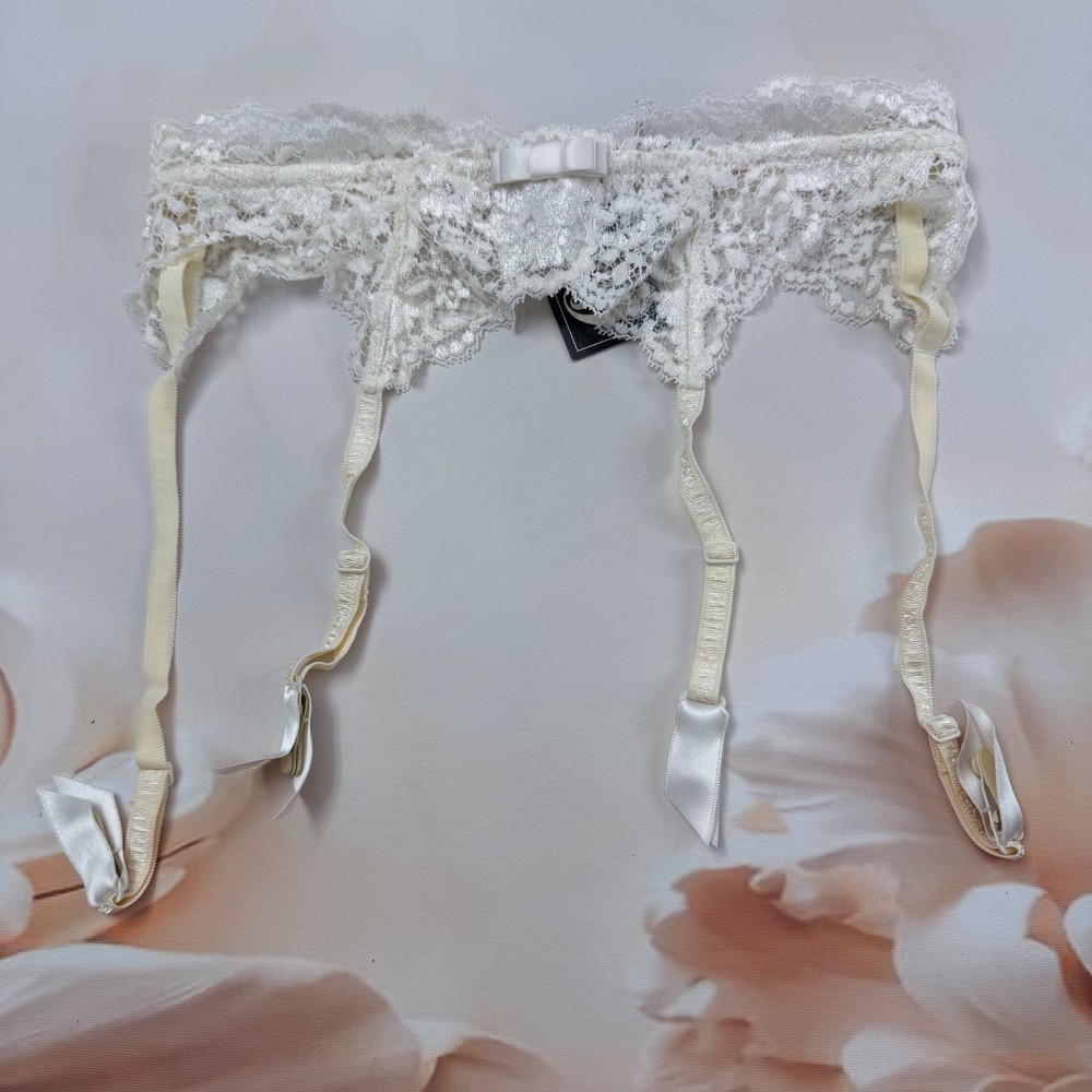 CHristies white lace garter belt size it2 / S