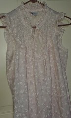 Women sz Medium ~ Vintage DREAMAWAY Cotton/Poly nightgown – Eyelet detail – EUC