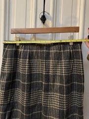Vintage 1980s Jaeger UK Sz 12, US 8 Soft Wool Miniskirt Gray & Cream Plaid Lined
